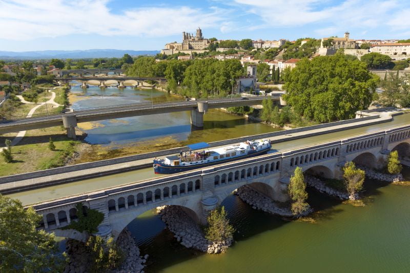 Anjodi crossing the orb aqueduc in beziers