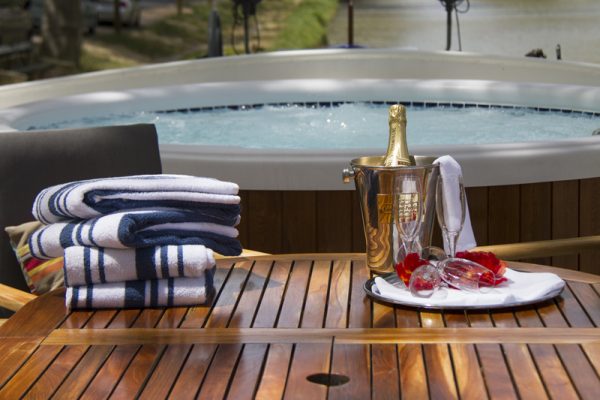 Luxury hotel barge, Enchante spa pool