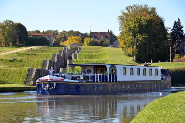 Hotel barge Renaissance, cruising the Rogny monument in Western Burgundy