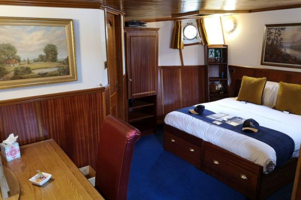 Cameron Suite aboard hotel barge, Scottish Highlander