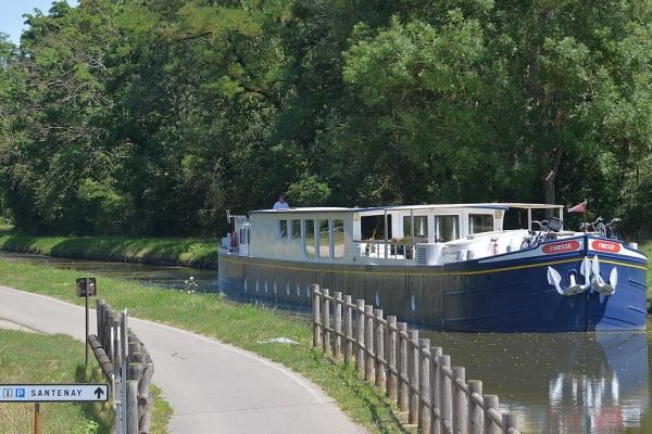 Hotel barge Finesse cruising in Burgundy, France