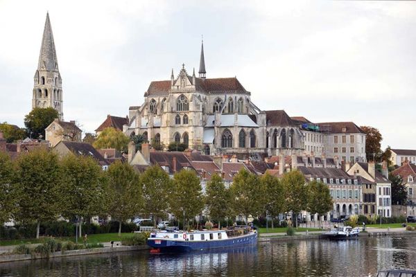 L'Art de Vivre cruising Auxerre in the Autumn
