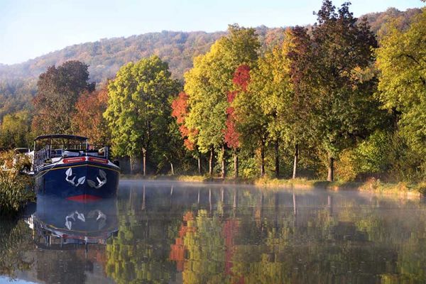 Hotel barge L'Impressionniste cruising Burgundy in the Autumn