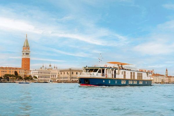 La Bella Vita cruising in Venice Italy