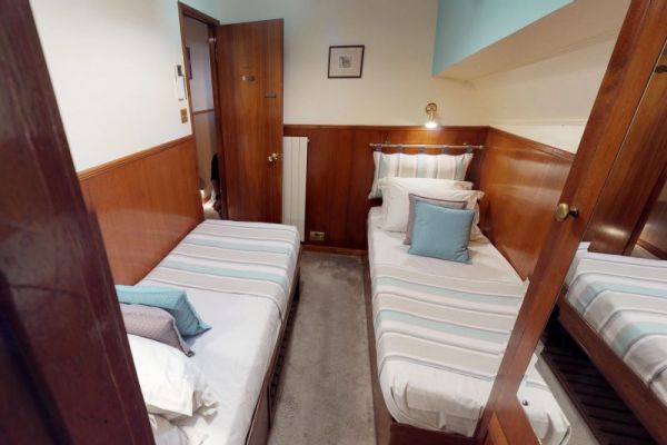 Luxury hotel barge, Rosa twin cabin