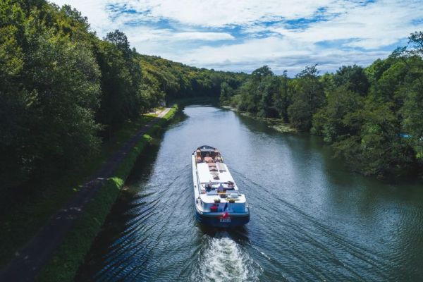 L'Art de Vivre cruising the Canal du Nivernais