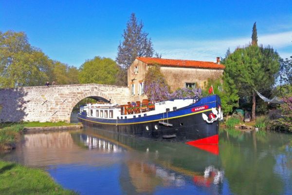 Luxury barge cruise Anjodi on the Canal du Midi