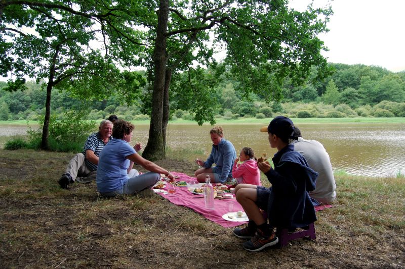 Why a Hotel Barge Cruise is Fun for the Whole Family -Family Picnic