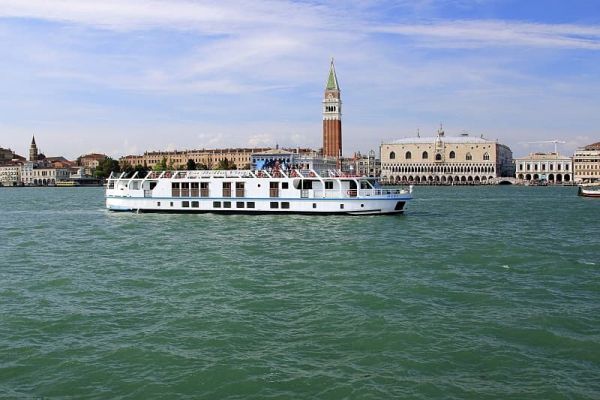 La Bella Vita Cruising in Venice