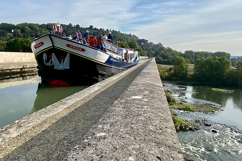 Hotel barge Rosa crossing the Agen Aqueduct