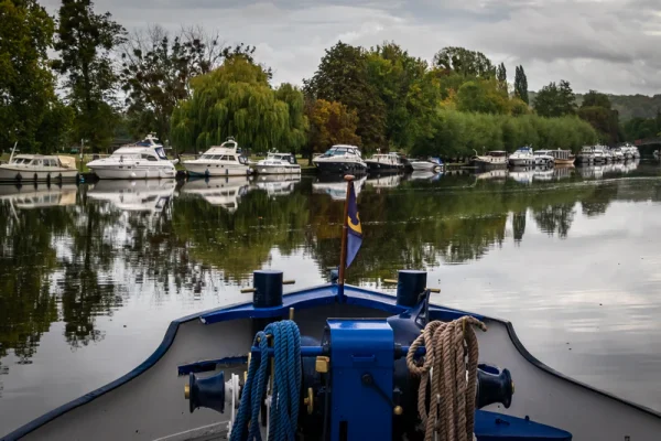 Scenic cruising down the Thames 800x533