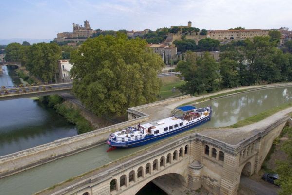 Anjodi cruises across the Beziers aqueduct on a Canal du Midi Holiday