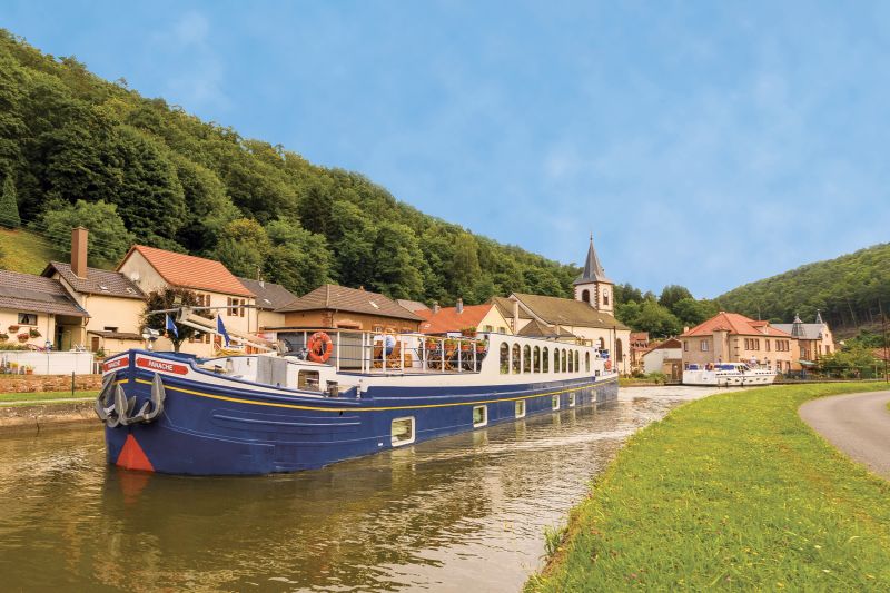 Panache cruising in the canals of France