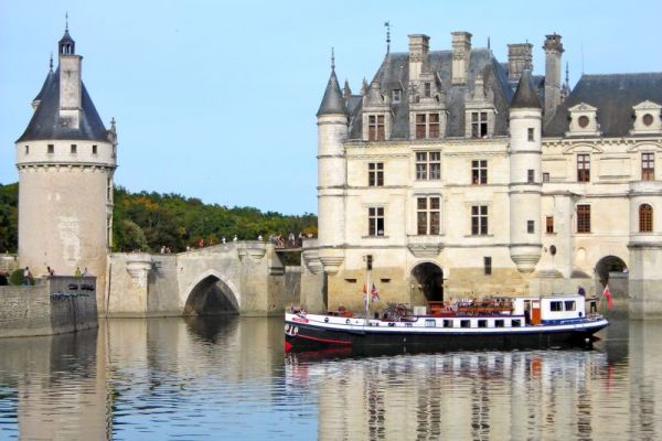 Luxury hotel barge, Nymphea - Cruising next to Chenonceau