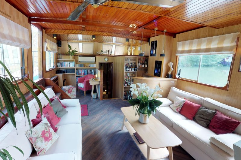 Luxury hotel barge Rosa, saloon