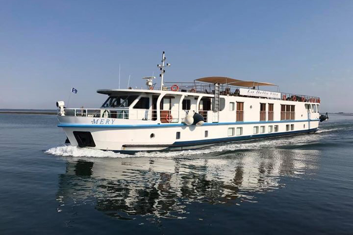 La Bella Vita sails from Venice to Mantua in Italy with European Waterways