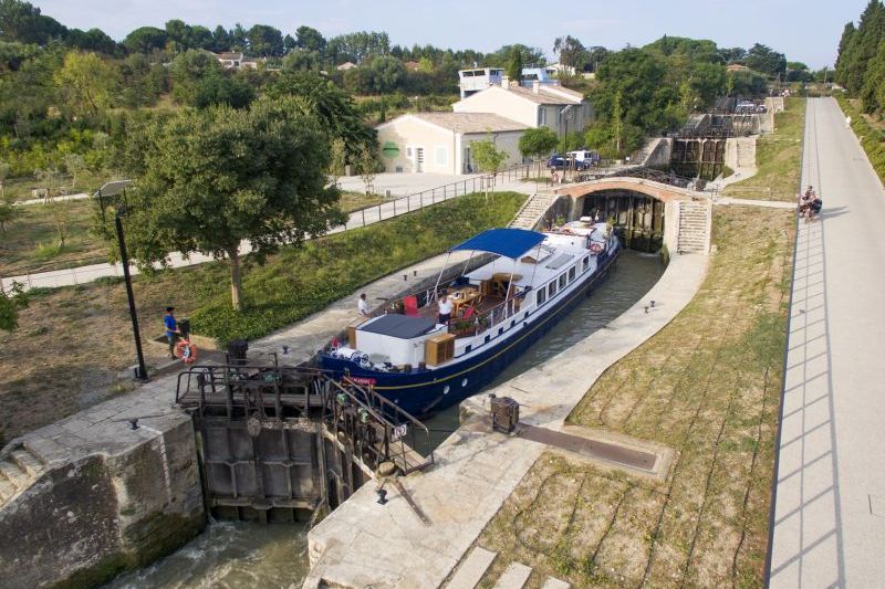 A series of locks in close proximity to one another, constructed when the gradient is too steep for one rise. Generally the pound between the locks is wide enough to allow vessels to pass.