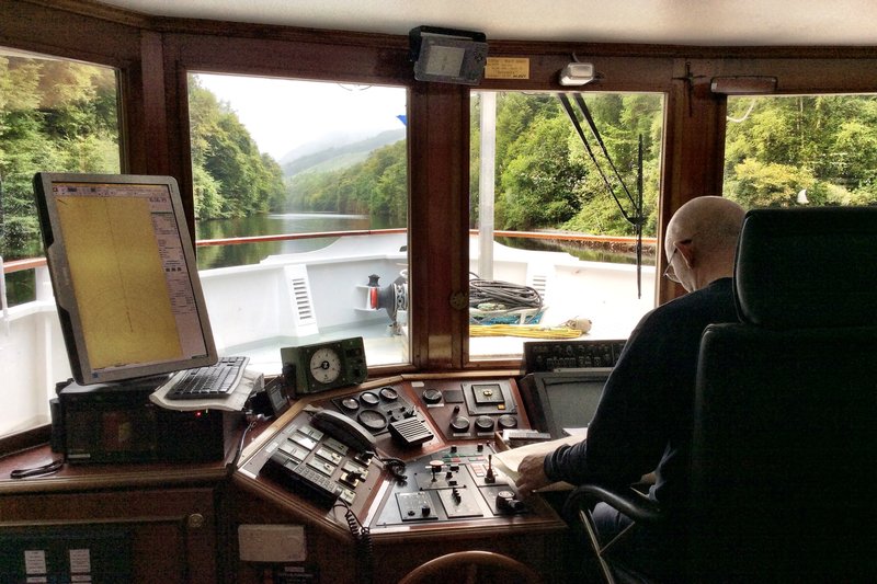 The structure surrounding or enclosing the wheel, protecting the captain and crew from adverse weather. Can be dismantled/lowered to pass under low bridges.