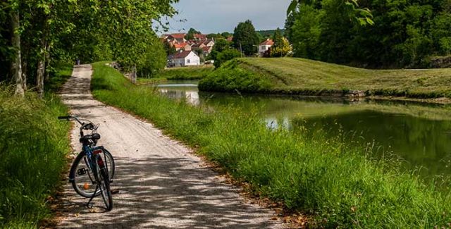 cycling-along-burgundy-canal