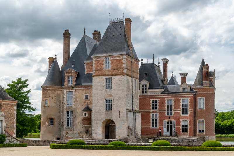 Tour of the privately-owned Château de La Bussière