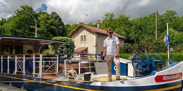 deck-hand-Bryan-makes-sure-the-barge-is-tied-off-properly