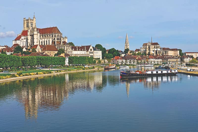 Hotel barge L'Art de Vivre in Auxerre, Burgundy