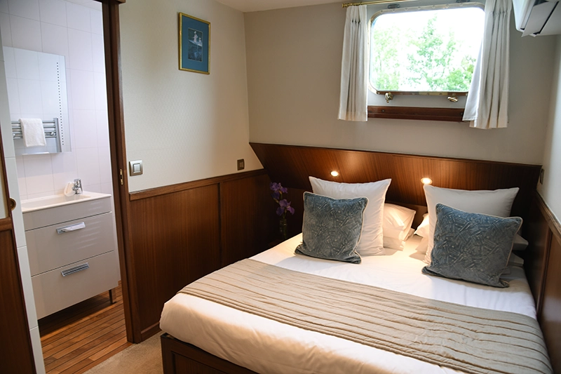 Chablis Stateroom with en suite shower room aboard hotel barge, La Belle Epoque