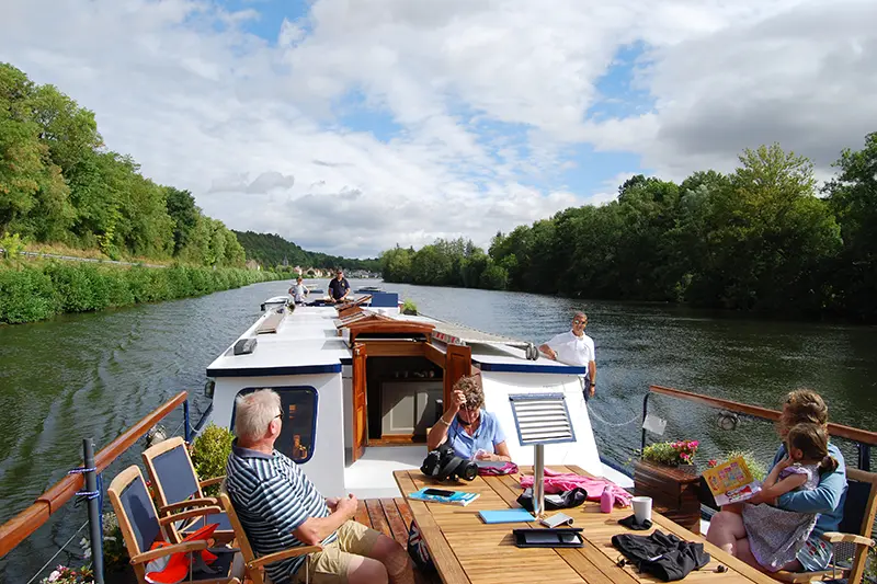 A family cruise on the Burgundy Canal