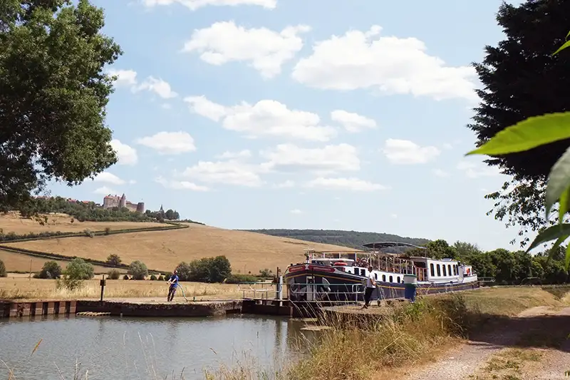 Hotel barge L'Impressionniste close to Châteauneuf-en-Auxois