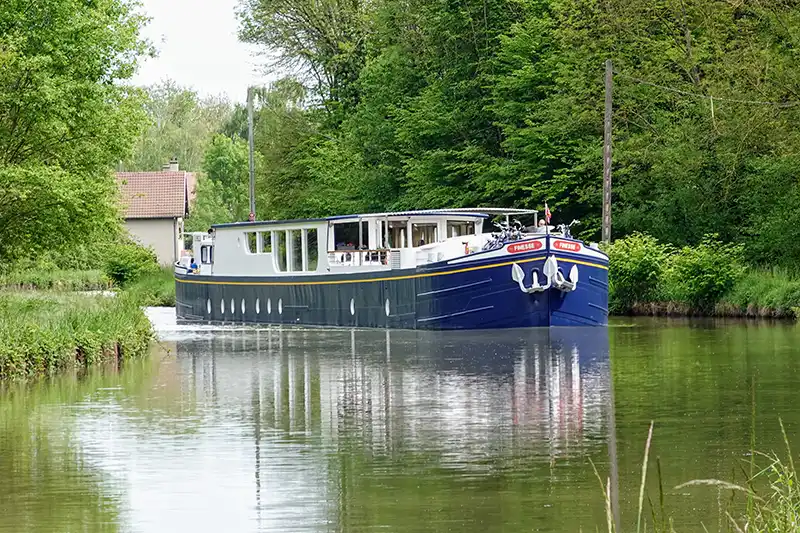 Finesse cruising in Burgundy