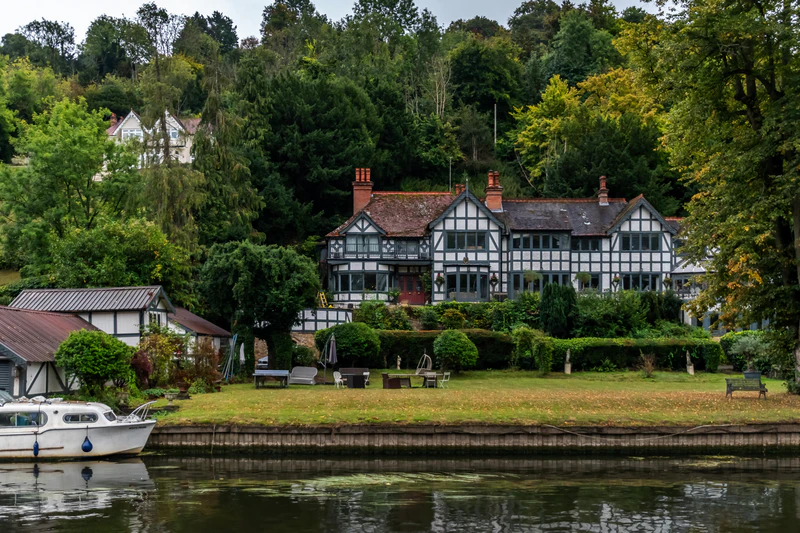 40th anniversary cruise past Judth Potts house in Marlow Murder Club