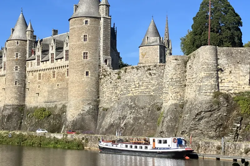 Nymphea moored in front of Château de Josselin