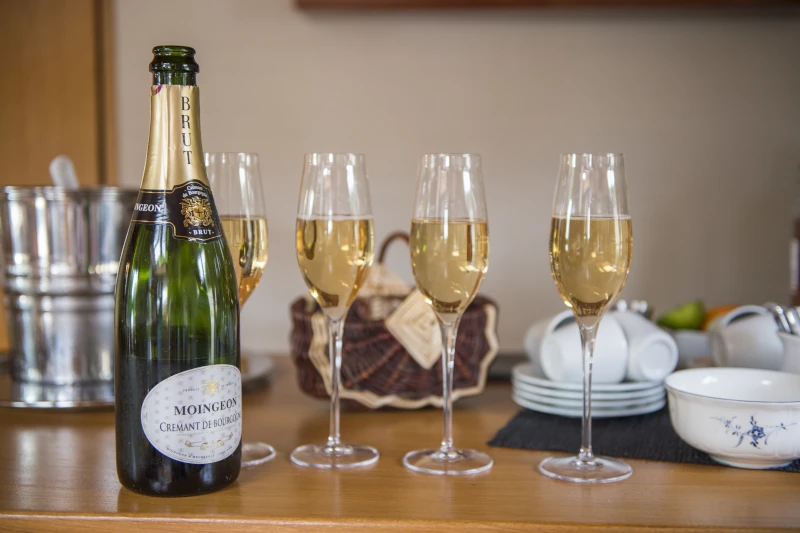Cremant de Bourgogne sparkling wine served onboard in Burgundy
