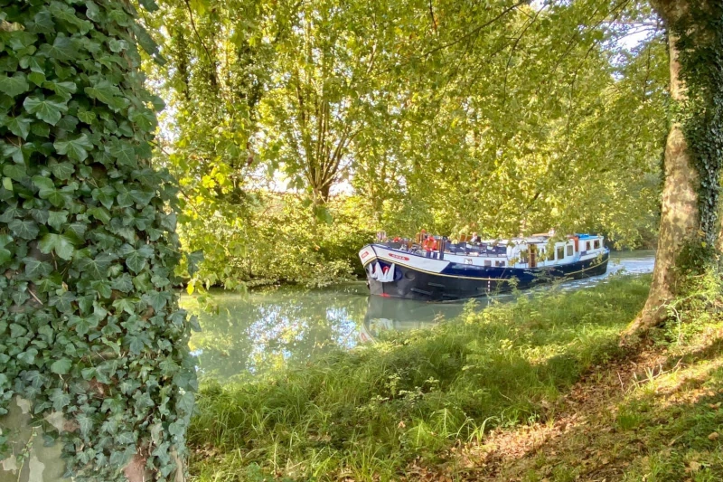 Immersed in nature along the Canal de Garonne on hotel barge Rosa
