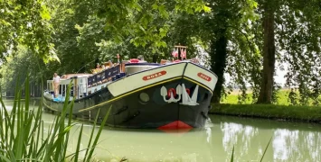 slow travel in Bordeaux onboard hotel barge Rosa
